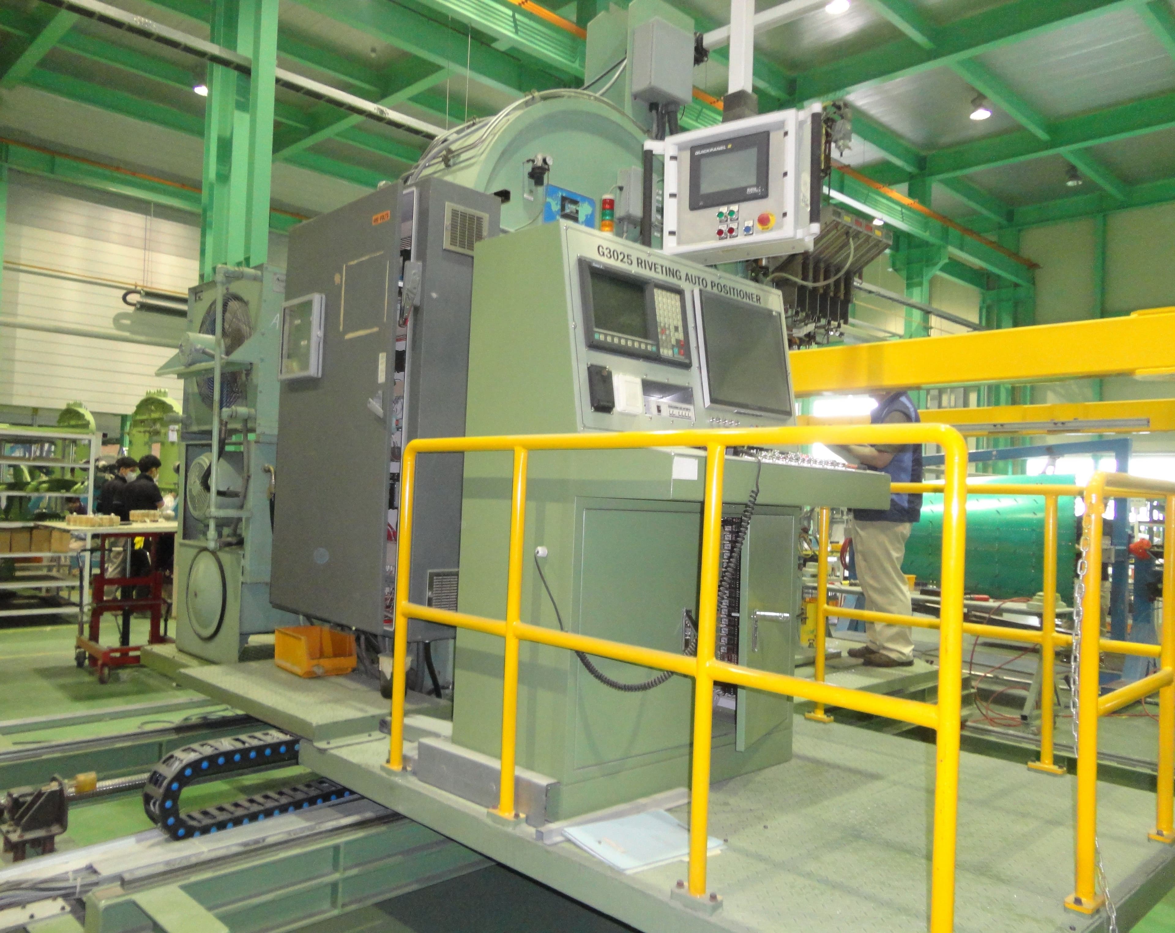 Bulkhead 리벳팅 장비 - 자동 위치 자세 맞춤형 main